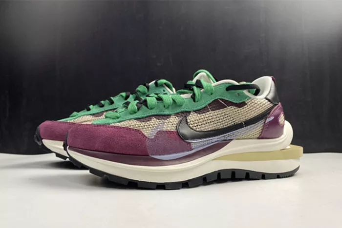 Nike Vaporwaffle sacai Villain Red Neptune Green